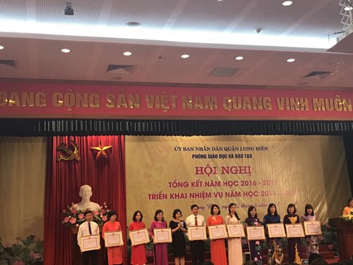 Trường mầm non Hoa Mai vinh dự được Chủ tịch Ủy ban nhân dân Thành phố tặng danh hiệu “Tập thể lao động xuất sắc” năm học 2016-2017